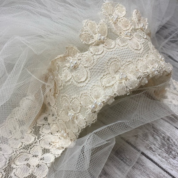 VINTAGE Lace Wedding Dress and Veil - Picture 4 of 11